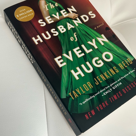 The Seven Husbands of Evelyn Hugo paperback like new condition - Picture 2 of 4